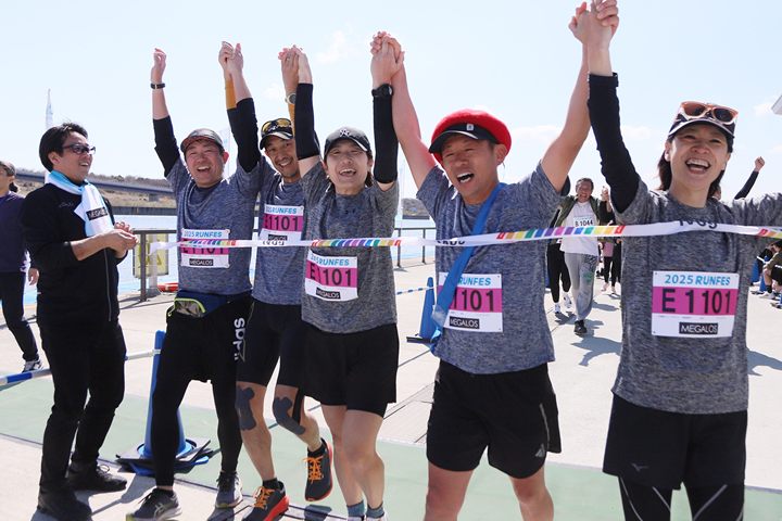 社員チームでスポーツイベントを完走した様子