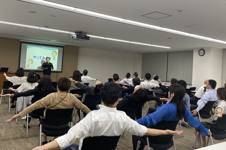 会議室で開催した健康セミナーの様子